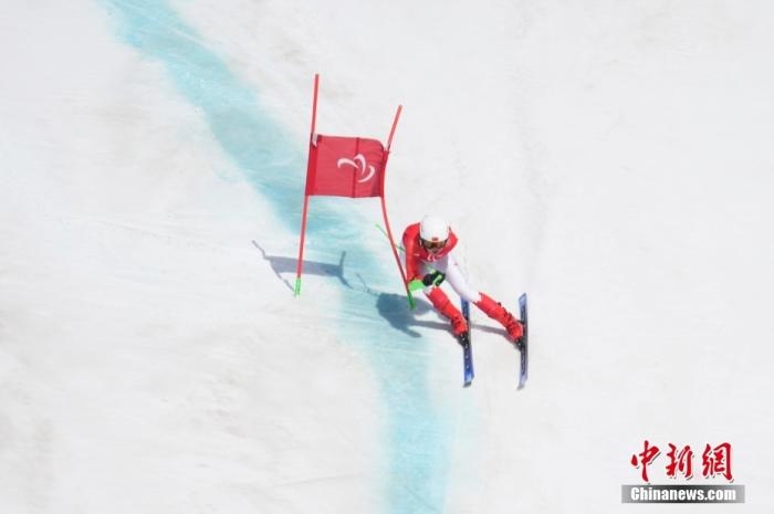 3月6日，中國(guó)選手梁景怡在比賽中。當(dāng)日，北京2022年冬殘奧會(huì)殘奧高山滑雪男子超級(jí)大回轉(zhuǎn)-站姿決賽在國(guó)家高山滑雪中心舉行，中國(guó)選手梁景怡奪得冠軍。 <a target='_blank' href='/'>中新社</a>記者 劉冉陽 攝 　