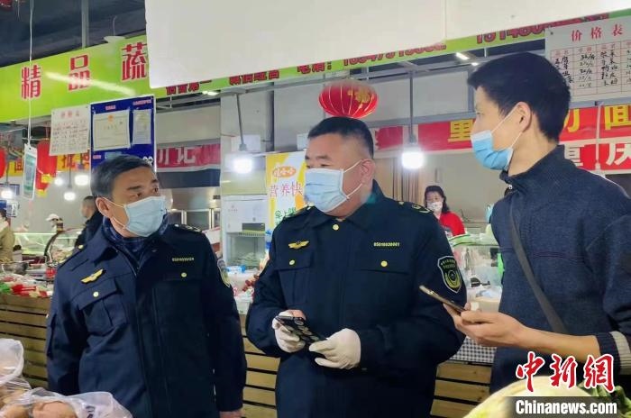 圖為執(zhí)法人員進(jìn)行調(diào)查?！±铈面谩z