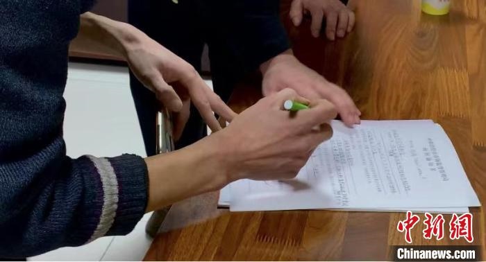 圖為現(xiàn)場(chǎng)下達(dá)詢問通知書?！±铈面?攝