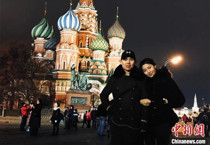 圖為敖木希勒夫婦留學(xué)合影?！“侥鞠＠展﹫D