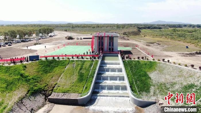 圖為生態(tài)補水現(xiàn)場?！》缎Э?攝