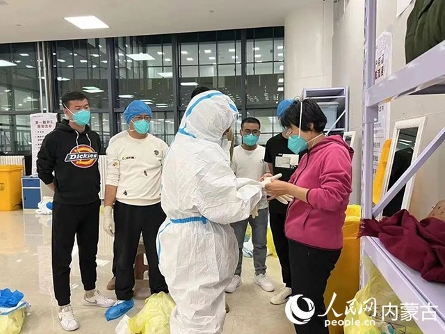 醫(yī)護(hù)人員正在方艙醫(yī)院工作。呼和浩特市第一醫(yī)院供圖