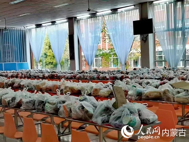 內(nèi)蒙古師范大學(xué)為返鄉(xiāng)學(xué)生準(zhǔn)備午餐和路途上的方便食品。內(nèi)蒙古教育廳供圖