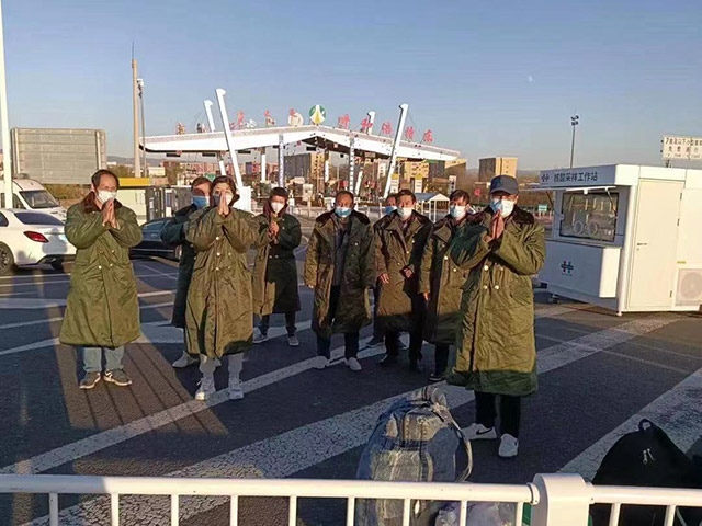 護(hù)送農(nóng)民工安全返鄉(xiāng)。賽罕區(qū)民政局供圖