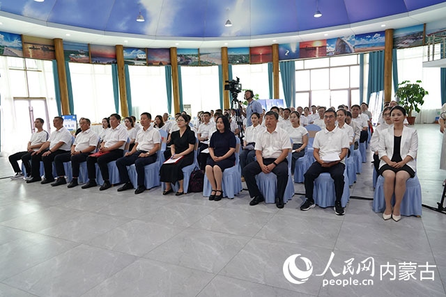 與會人員共同觀看科右中旗牛產(chǎn)業(yè)高質(zhì)量發(fā)展專題片。苑曉睿攝