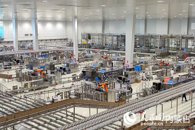 伊利健康谷液態(tài)奶生產(chǎn)基地。人民網(wǎng)記者 趙夢月攝