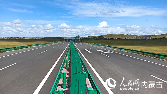 G1611經(jīng)棚至烏蘭布統(tǒng)高速公路項目。人民網(wǎng)記者 趙夢月攝