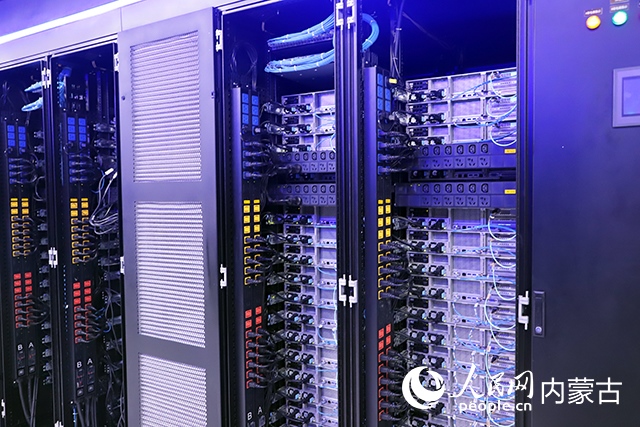 內(nèi)蒙古高性能計算公共服務(wù)平臺機房。人民網(wǎng)記者 苗陽攝