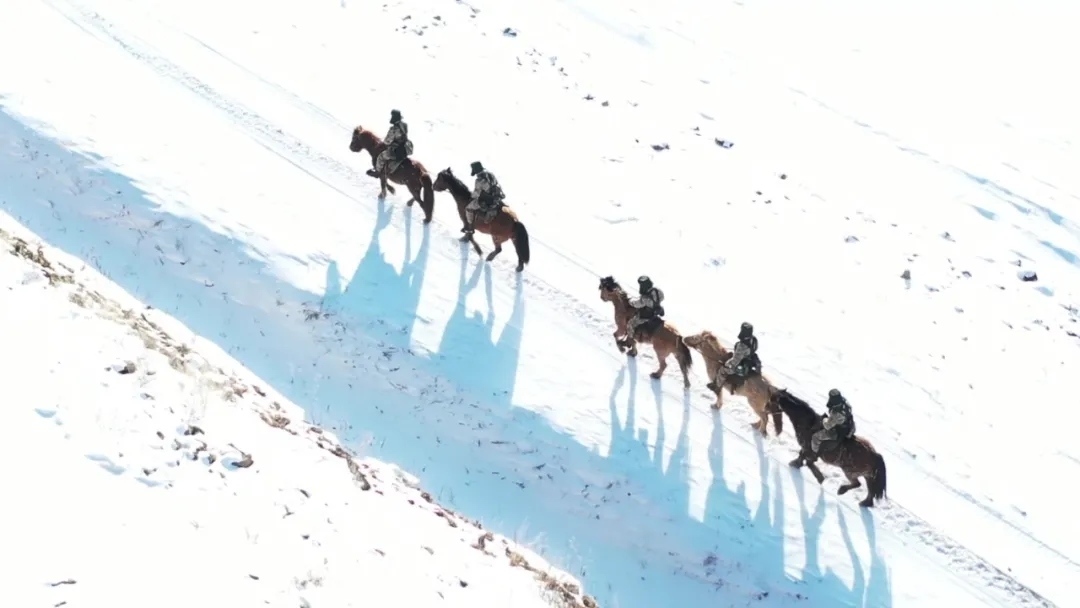 迎著朝陽在邊防線上巡邏的執(zhí)勤官兵。賴志強 攝.webp.jpg