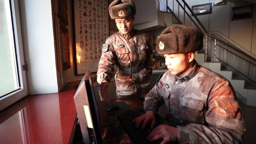 哨所內(nèi)，官兵們熟練操作視頻監(jiān)控系統(tǒng).webp.jpg
