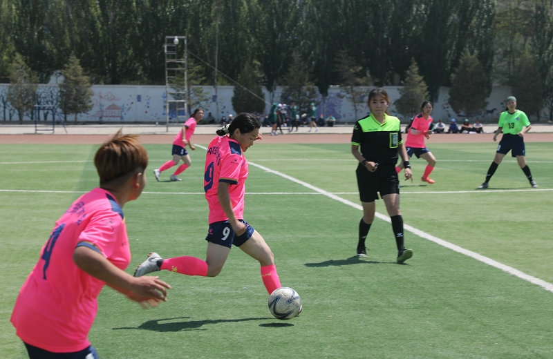 3.大學(xué)生足球聯(lián)賽本科組比賽現(xiàn)場(chǎng)，內(nèi)蒙古民族大學(xué)（粉色）對(duì)陣呼和浩特民族學(xué)院.JPG