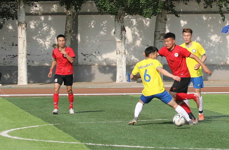 2.大學(xué)生足球聯(lián)賽本科組比賽現(xiàn)場(chǎng)，內(nèi)蒙古工業(yè)大學(xué)（紅色）對(duì)陣內(nèi)蒙古醫(yī)科大學(xué).jpg