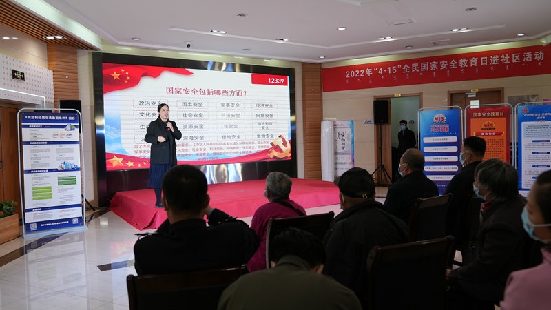 線下聯(lián)合各國家安全委員單位同步開展“國家安全進(jìn)社區(qū)”活動，現(xiàn)場通過以國家安全知識問答為主線，穿插烏蘭牧騎演出、國家安全宣講、發(fā)放國家安全法律法規(guī)讀本等形式，圍繞什么是國家安全、國家安全包含哪些內(nèi)容、如何維護(hù)國家安全等方面，為社區(qū)老百姓開展宣傳宣講，同時(shí)作為現(xiàn)場“進(jìn)社區(qū)”活動與線上直播活動連線，把現(xiàn)場熱烈氣氛帶到網(wǎng)絡(luò)，與大家共同分享。 (4)_副本.jpg