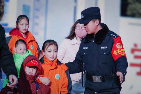 站好“護(hù)學(xué)崗”，守護(hù)“成長(zhǎng)路”——南地公安持續(xù)開展護(hù)學(xué)行動(dòng)494.png