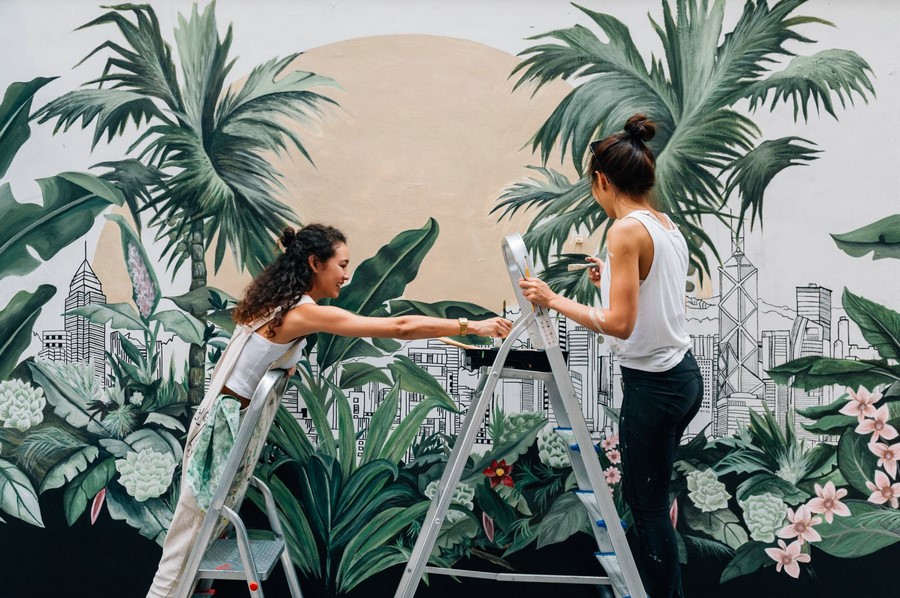 05. 藝術(shù)家梅慧欣、連佩汶與她們創(chuàng)作的壁畫作品.jpg