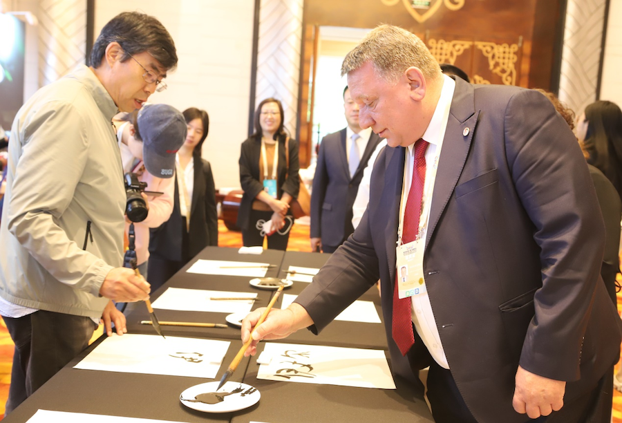 非遺、書法、文創(chuàng)齊亮相！2025年國家重要橋頭堡智庫論壇讓中外嘉賓讀懂北疆文化