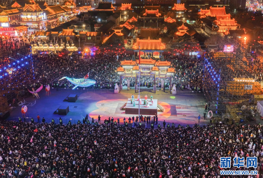 2025年12月31日晚，呼和浩特市玉泉區(qū)塞上老街旅游休閑街區(qū)跨年夜活動現(xiàn)場游人如織。新華網(wǎng)發(fā)（丁根厚 攝）.jpg