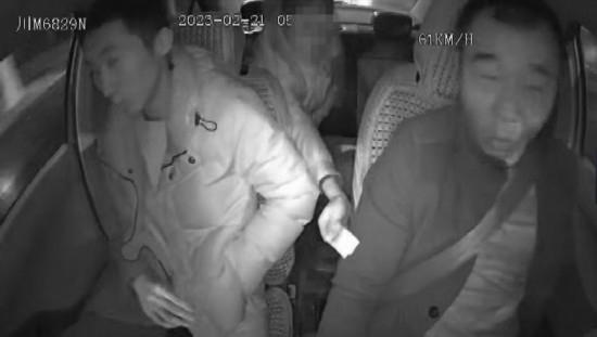 凌晨女子打車(chē)到江邊，并掏出百元大鈔給司機(jī)稱(chēng)不用找了。資陽(yáng)公安供圖