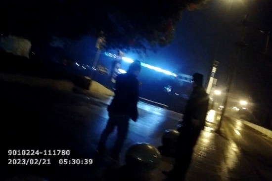 報(bào)警人唐師傅向民警講述情況 。資陽(yáng)公安供圖