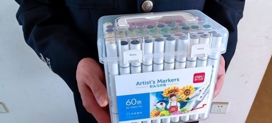 民警送上的馬克筆。資陽(yáng)市公安供圖