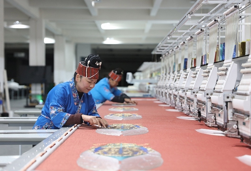 2023年2月13日，貴州省黔東南苗族侗族自治州施秉縣工業(yè)園區(qū)，工人在機繡車間作業(yè)。