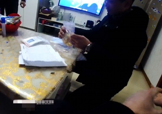 失主對(duì)照清單清點(diǎn)黃金等貴重物品。資陽(yáng)市公安供圖