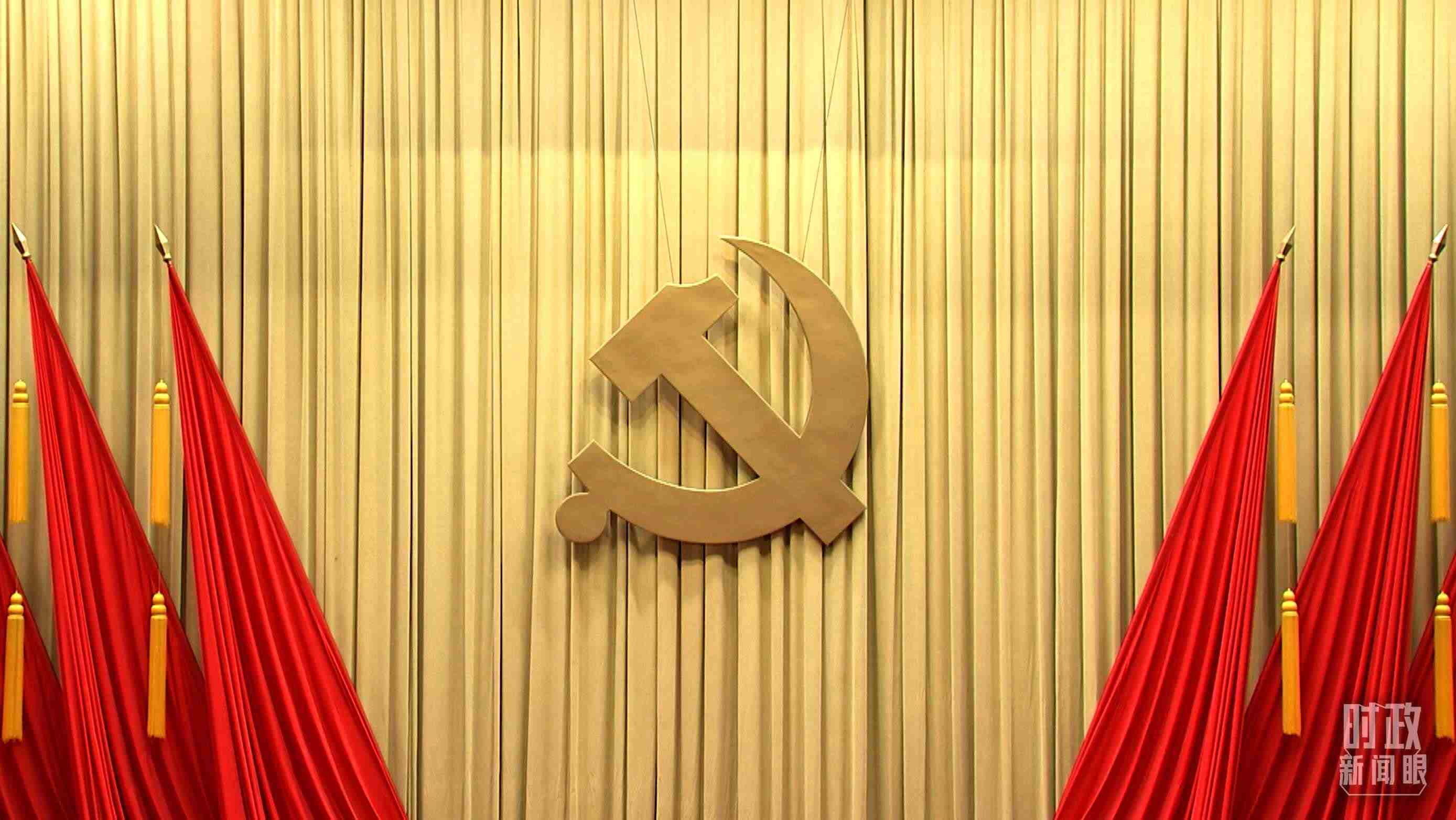 △會(huì)場上莊嚴(yán)的黨徽。（總臺央視記者郭鴻拍攝）