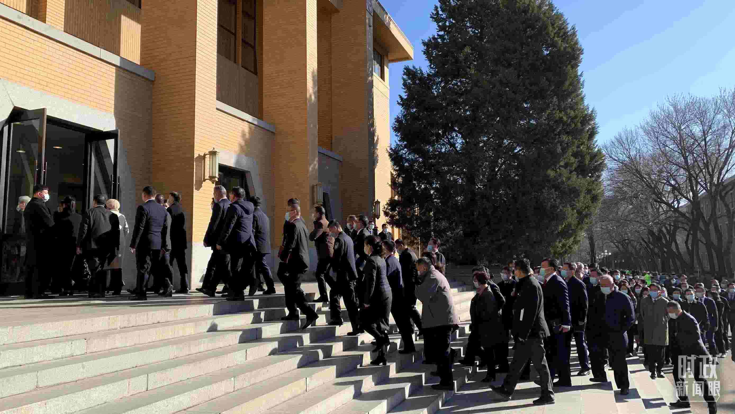 △參加這次慶祝大會(huì)暨開學(xué)典禮的與會(huì)人員正在步入會(huì)場。（總臺央視記者段德文拍攝）