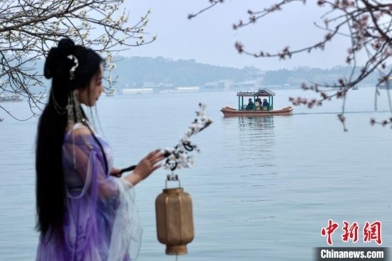 圖為游客在昆明湖畔游玩。<a target='_blank' data-cke-saved-href='/' href='/'><p align=