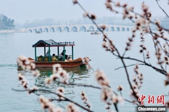 20日，頤和園游船開(kāi)航。<a target='_blank' data-cke-saved-href='/' href='/'><p align=