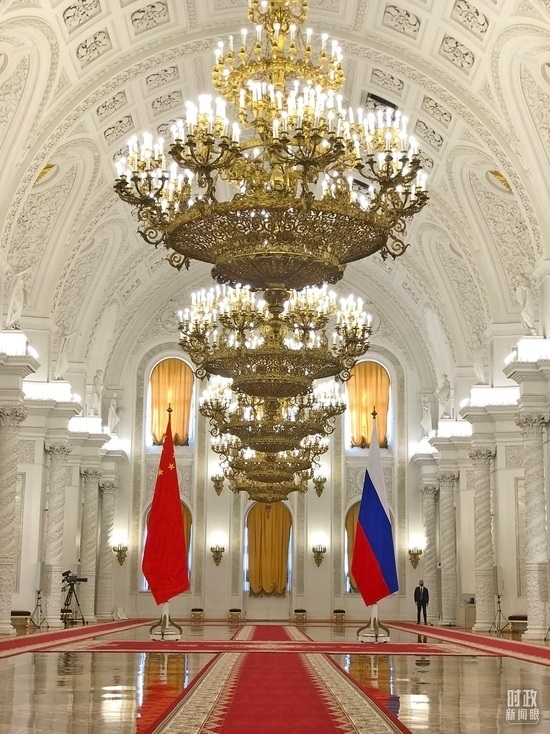 △克里姆林宮喬治大廳，習(xí)主席在這里同普京總統(tǒng)握手合影。（總臺(tái)央視記者石偉明拍攝）