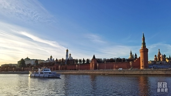 △坐落在莫斯科河畔的克里姆林宮。（總臺(tái)央視記者郭鴻拍攝）