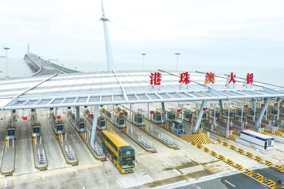 △一輛從香港開往珠海的港珠澳大橋穿梭巴士入境珠海。