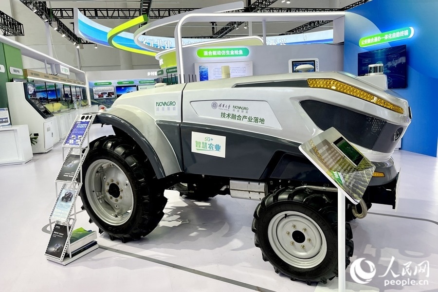 通過手機(jī)，就能指揮新能源無人駕駛拖拉機(jī)在田里作業(yè)。人民網(wǎng) 錢嘉禾攝