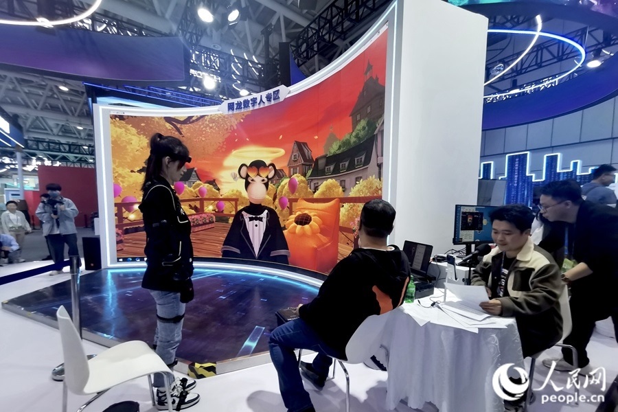 數(shù)字人主播“無聊猿”。人民網(wǎng) 葉青卿攝