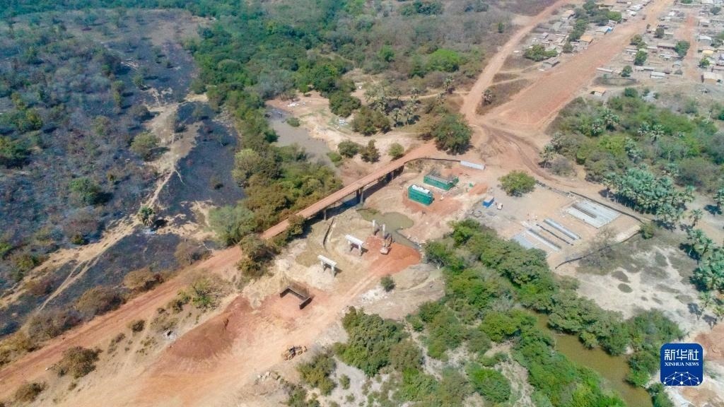 這是1月12日在科特迪瓦西北部奧迭內(nèi)省拍攝的北部公路項目施工現(xiàn)場（無人機照片）。新華社發(fā)（中國港灣工程有限責(zé)任公司供圖）