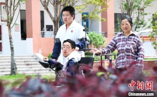 碰上天氣好，朱金祥就會利用休息時間，和鐘華強母親將其推出來賞賞花，曬曬太陽，呼吸一下外面的新鮮空氣。 卓忠偉 攝