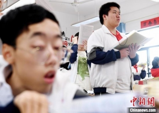 朱金祥(右)和鐘華強(左)正在加緊復(fù)習(xí)迎接高考。 卓忠偉 攝