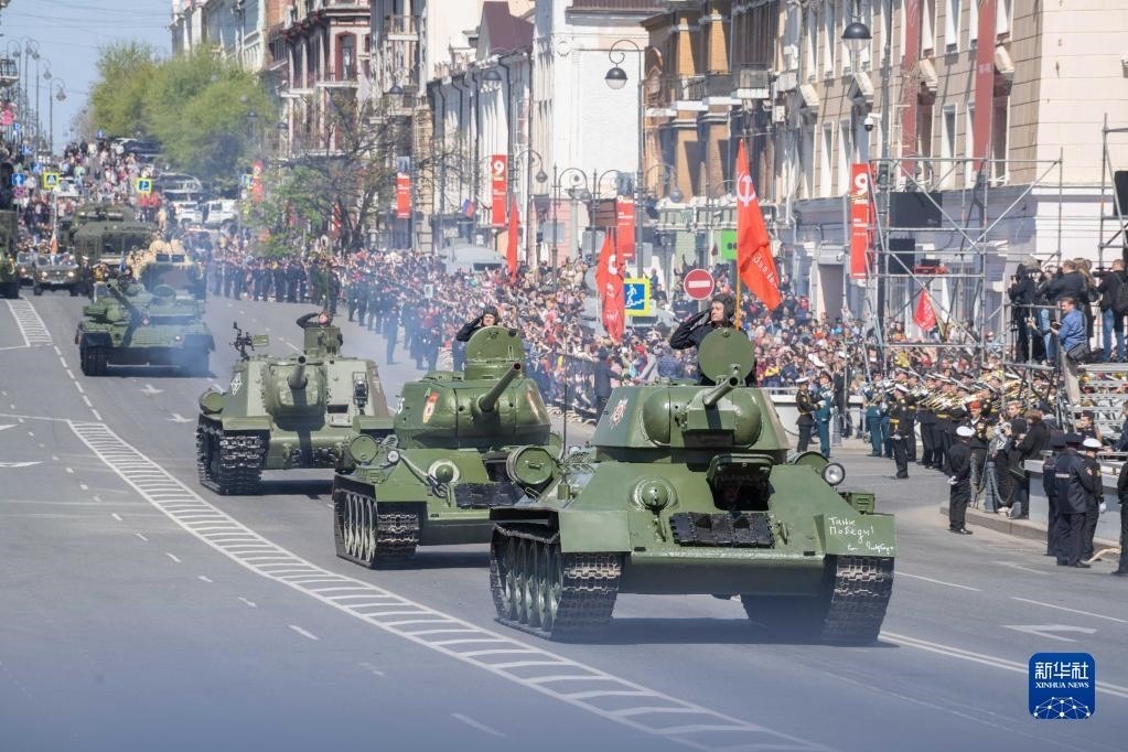 5月9日，在俄羅斯符拉迪沃斯托克市，坦克編隊參加閱兵式。新華社發(fā)（郭飛洲攝）