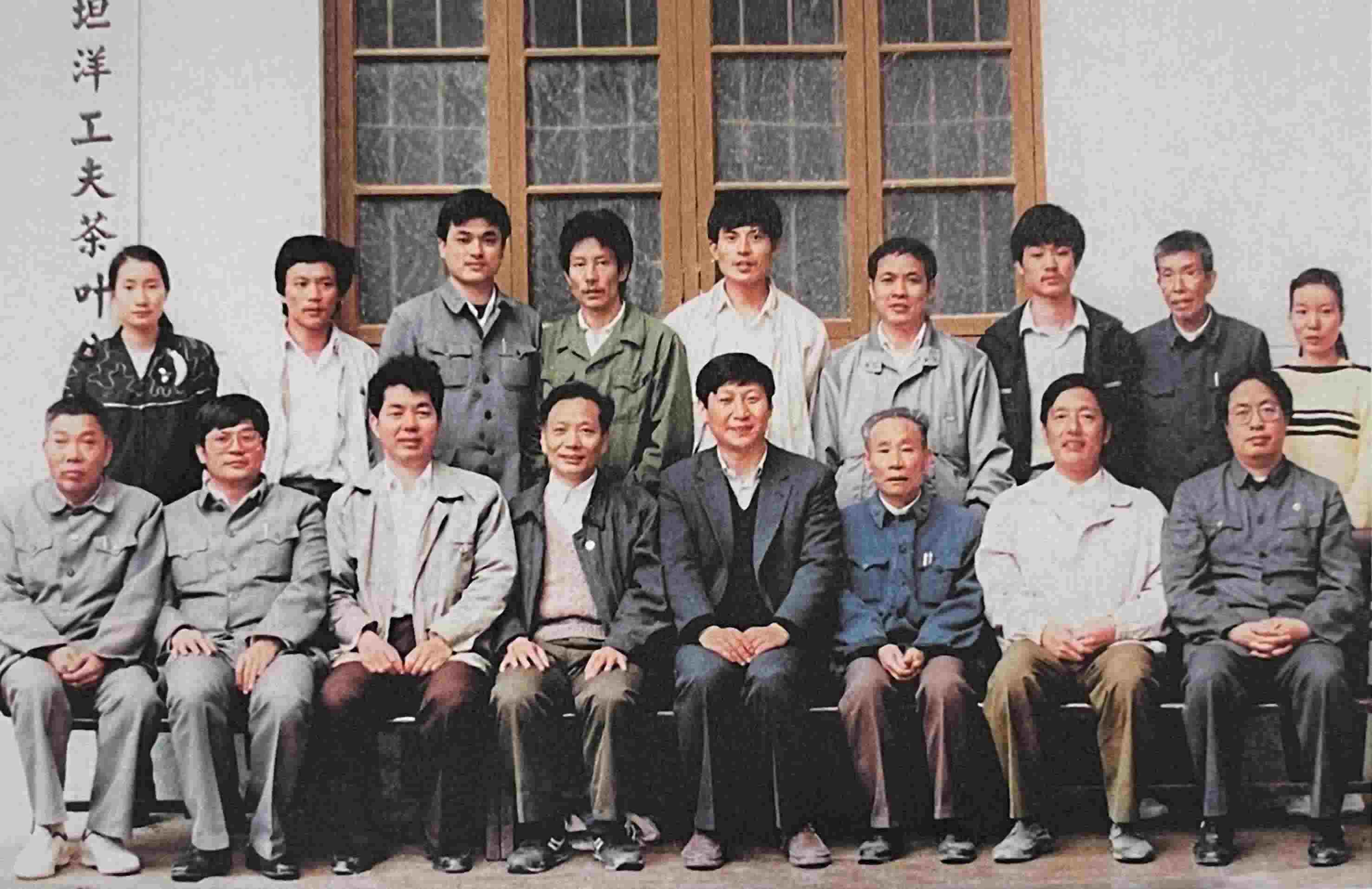 1990年5月，剛調(diào)任福州市委書(shū)記的習(xí)近平到寧德交接工作時(shí)，調(diào)研福安市社口鄉(xiāng)坦洋工夫茶葉公司。
