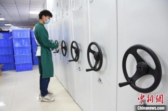 圖為鄭州大學(xué)人骨考古實驗室內(nèi)的骨骼標(biāo)本庫。王宇 攝