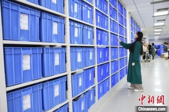 圖為鄭州大學(xué)人骨考古實驗室內(nèi)的骨骼標(biāo)本庫。王宇 攝