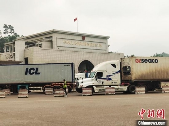 近日，位于中越邊境廣西憑祥市的友誼關(guān)口岸車水馬龍，裝載著東盟水果的跨境車輛來往不斷。黃艷梅 攝