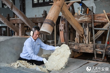 宣紙制作工藝——制簾。人民網(wǎng)記者 張俊攝