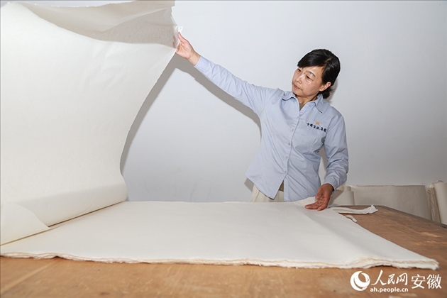 制簾需要將蔑條通過(guò)專(zhuān)門(mén)的小孔磨細(xì)。人民網(wǎng)記者 張俊攝