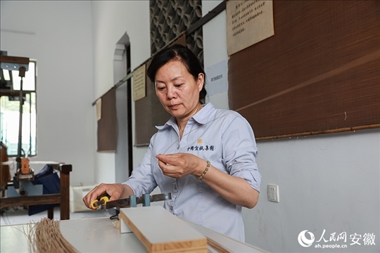 撈紙需要兩位師傅默契配合。人民網(wǎng)記者 張俊攝