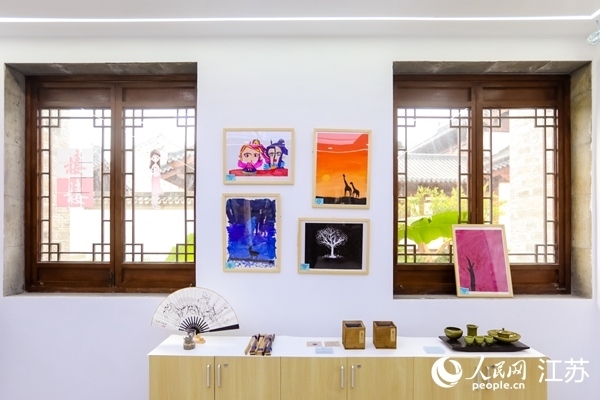 “棲棲小店”的文創(chuàng)產(chǎn)品展示廳。人民網(wǎng)記者 馬曉波攝