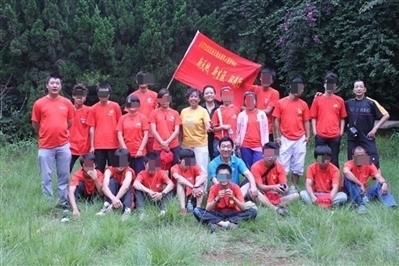 項目辦開展活動合影，喬海云（后排中，黑衣）和張月如（后排右一）