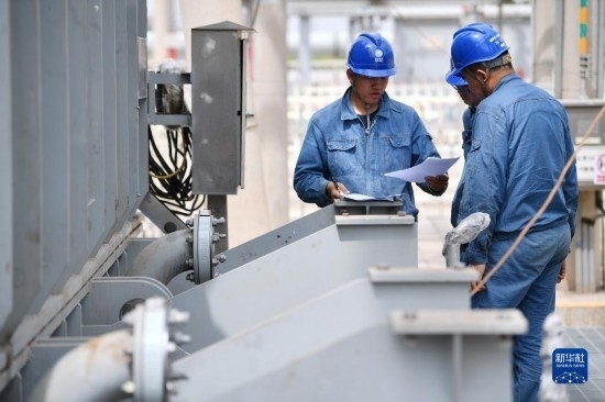 5月27日，電力工人在工程現(xiàn)場進(jìn)行檢修作業(yè)。