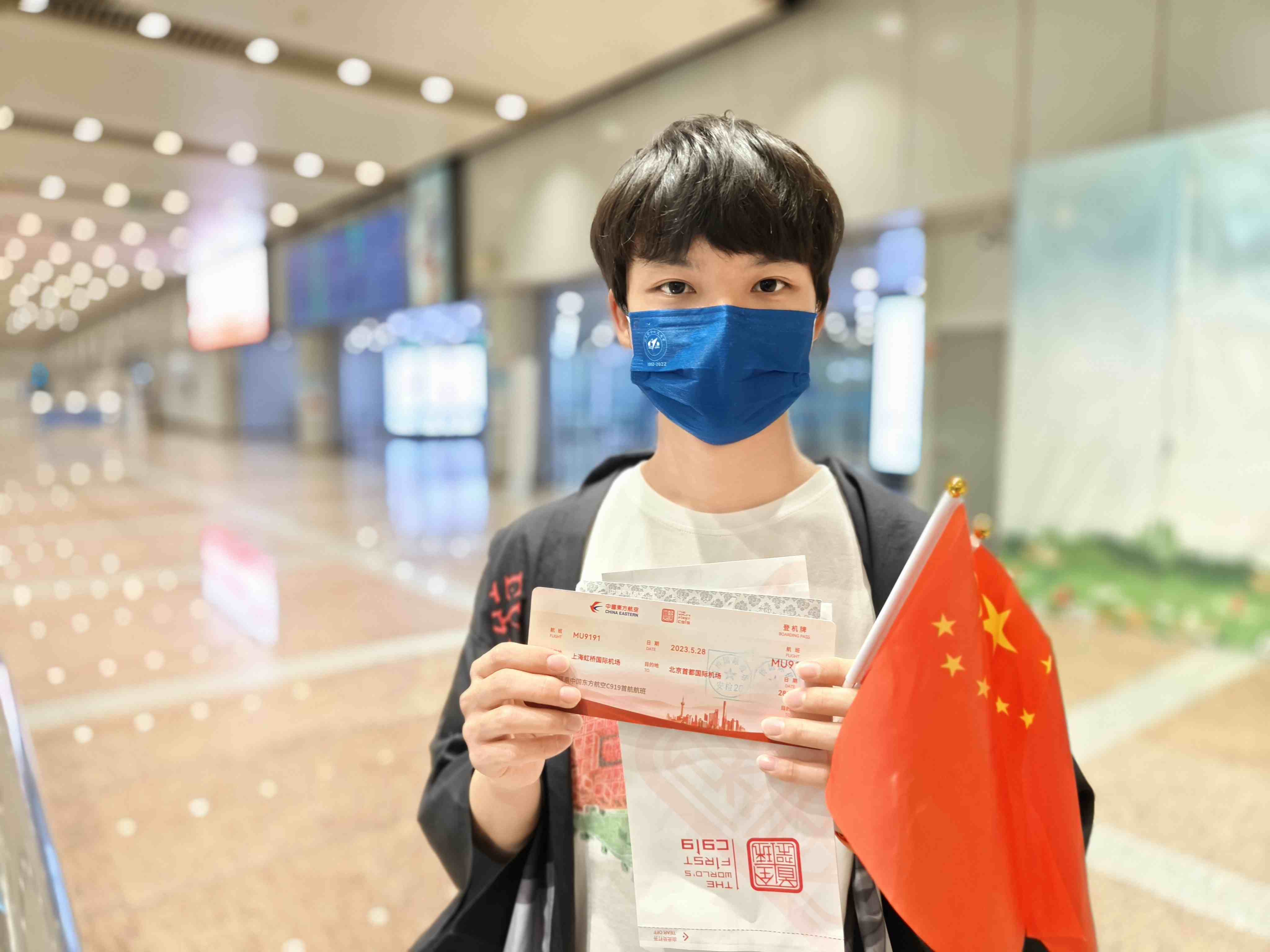 張可立向記者展示有著紀(jì)念意義的登機(jī)牌。人民網(wǎng)記者 夏曉倫攝